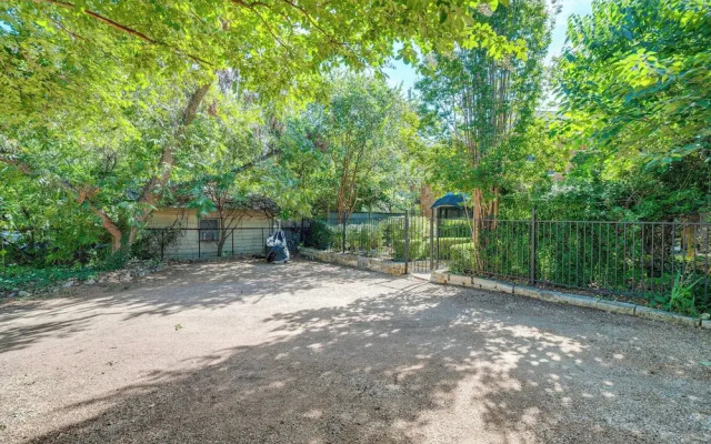 4 Mi to Dtwn: Pet-friendly Austin Studio