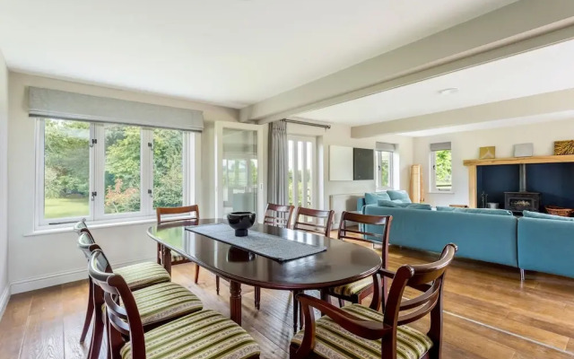 Spacious & Stylish Cotswold Family home