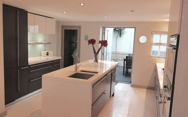 A Large, Beautifully Styled Home in Brighton Sleeps12