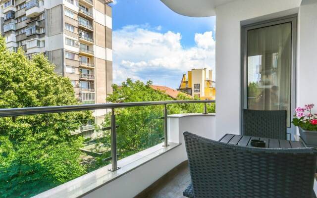FM Deluxe 1-BDR Apartment with Parking - The M Place