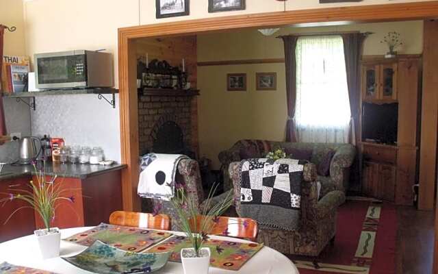 Blue Wren Riverside Cottage