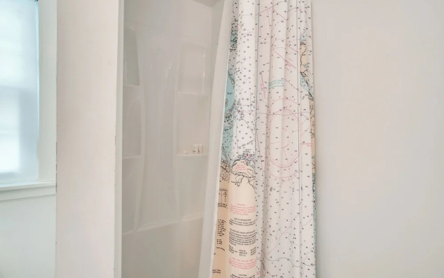 Walk to Beach: South Chatham Home