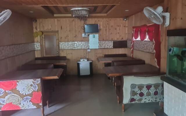 Goroomgo Ameera Srinagar