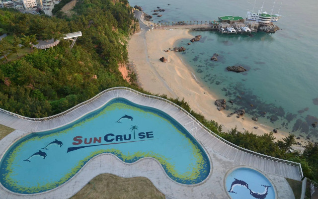 Sun Cruise Resort and Yacht