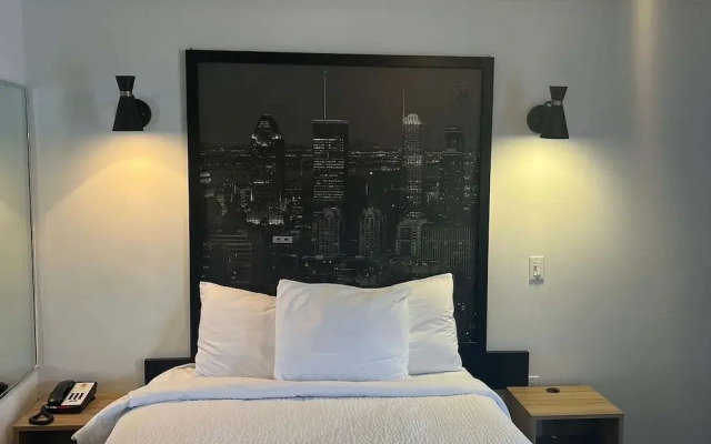 Super 8 by Wyndham Montreal