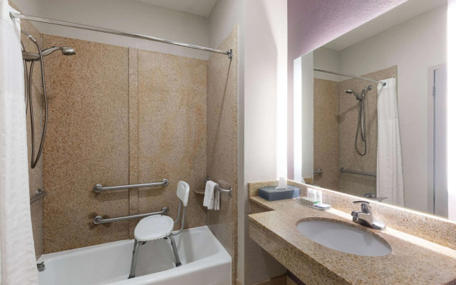 La Quinta Inn & Suites by Wyndham Snellville-Stone Mountain