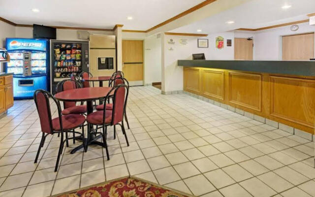 Super 8 Motel - Mars/cranberry/pittsburgh Area