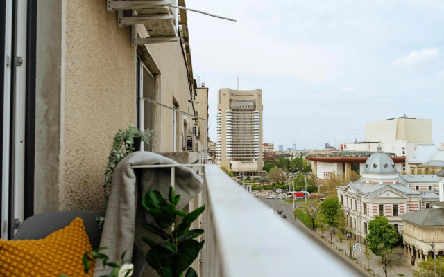 Sunny 2BR Flat - Top Location - Amazing Balcony