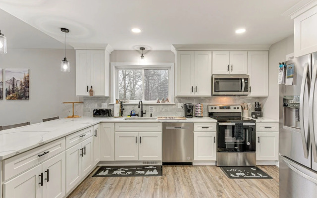 Lake & Pool Access: Poconos Family Getaway!