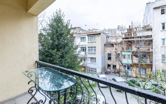 Pleasant Flat with Balcony in Moda Kadikoy
