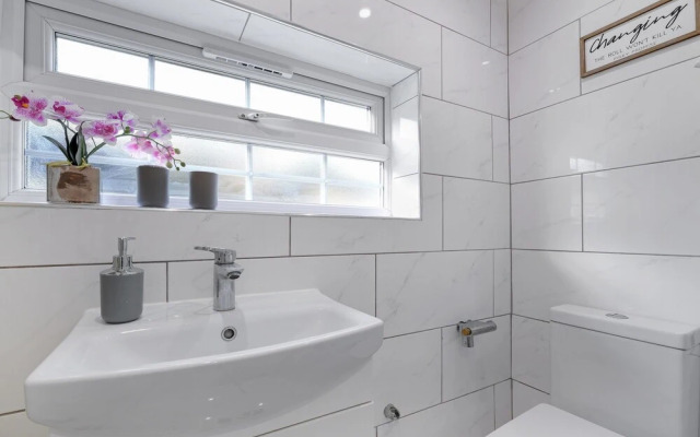 Delightful House 4 bed 2 bath  - Parking