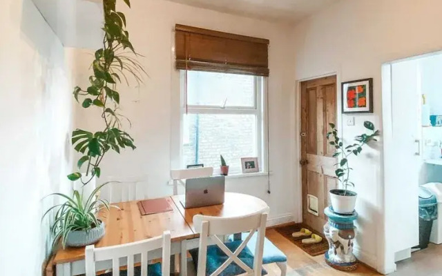 2 Bedroom Flat w Office in Tooting Broadway