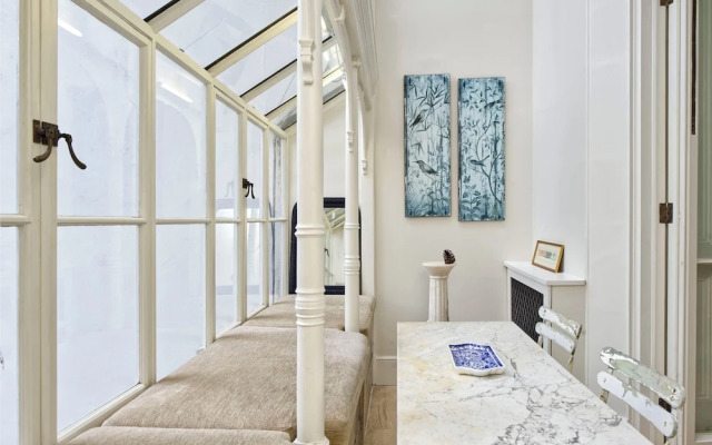 Grand 2 Bedroom Flat, Kensington