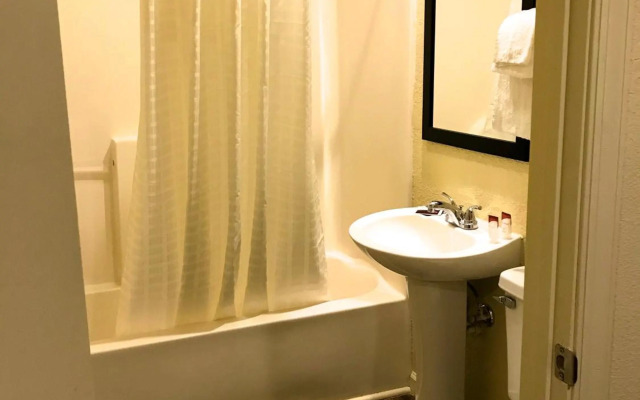 Whistling Pines - Daily & Extended Stay, Elizabeth City