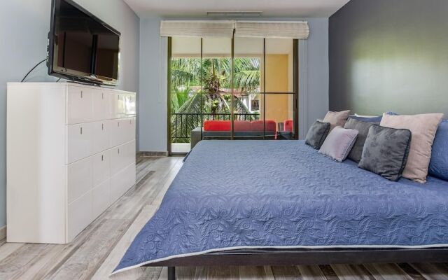 3rd-floor Space, Modern Decor, Recently Renovated, Overlooking Pool