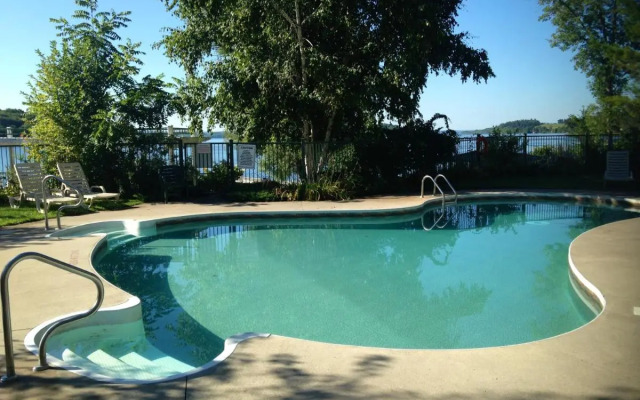 Elmhirst's Resort - On a lake