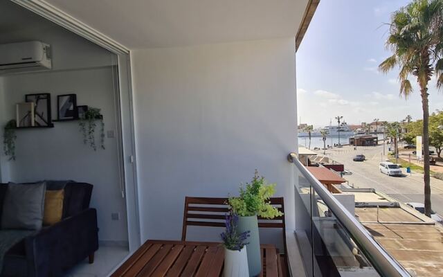 Phaedrus Living: Seaside Executive Flat Harbour 206