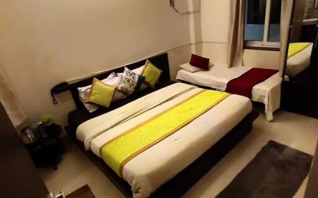 Sada Shiv Guest House near Ganga river
