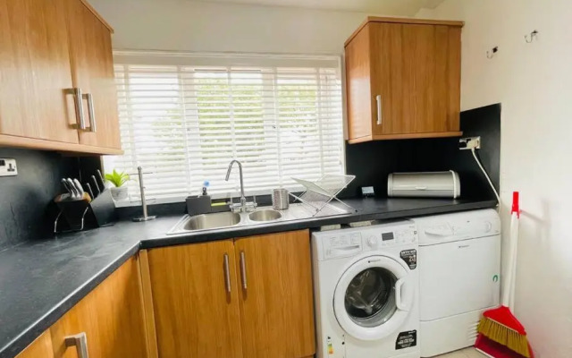 Mayfair Place - Cosy 3 Bedroom House with Free Parking