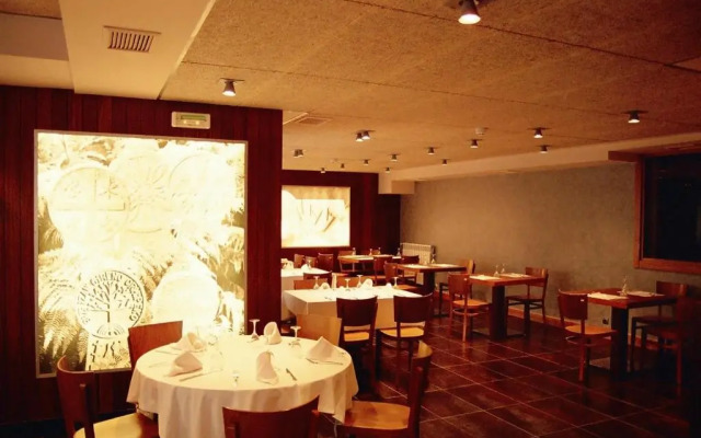 Hostal y Albergue Haizea - Hostel