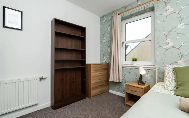 3 Bedroom House - Free Parking