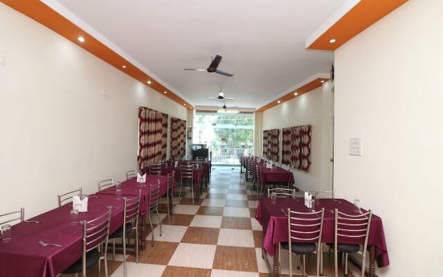 OYO 9848 Hotel Dev Palace