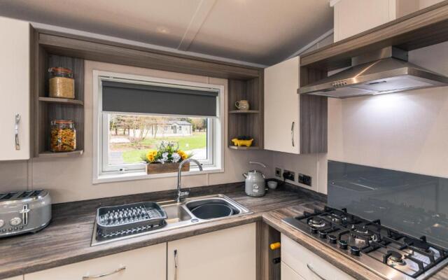 Honeysuckle Lodge with Hot Tub