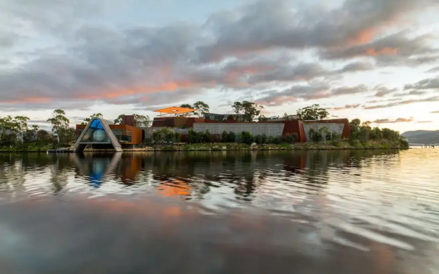 Mona Pavilions