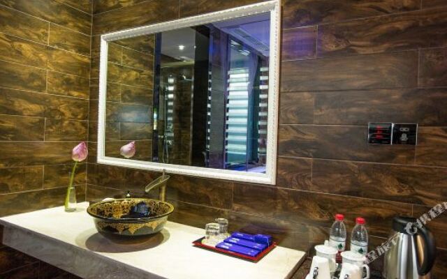 Langqiao Yimeng Hotspring Bus Hotel
