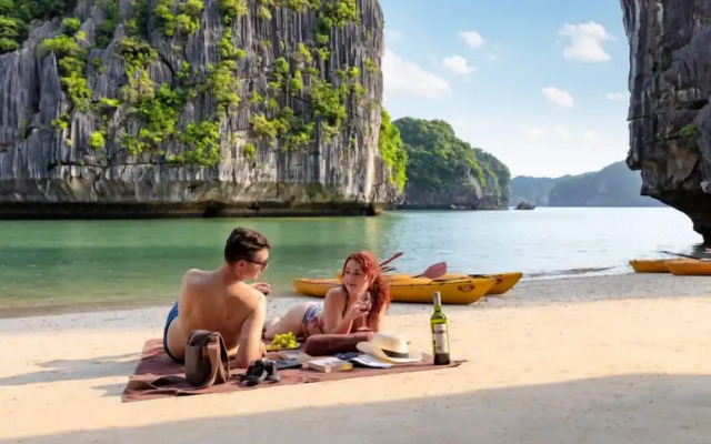 Indochine Cruise Lan Ha Bay