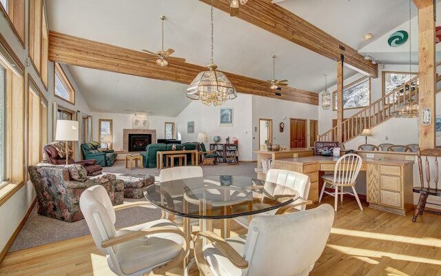 Evans Mountain Lodge