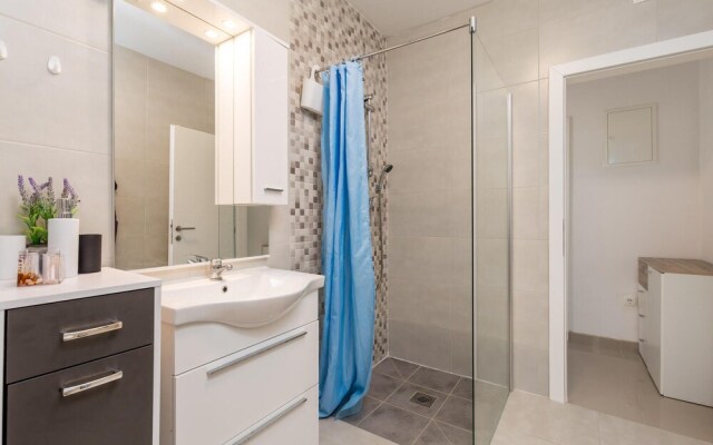 Beautiful Apartment in Vlasici With 1 Bedrooms and Wifi