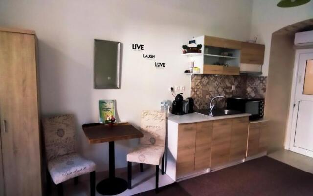 DOWNTOWN Mavili's Studio