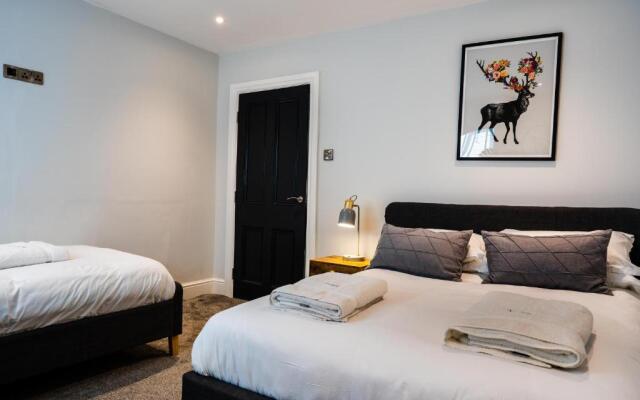 Central, stylish 3 bed apartment with sea views