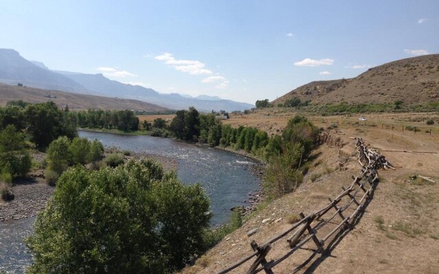 Yellowstone Valley Inn