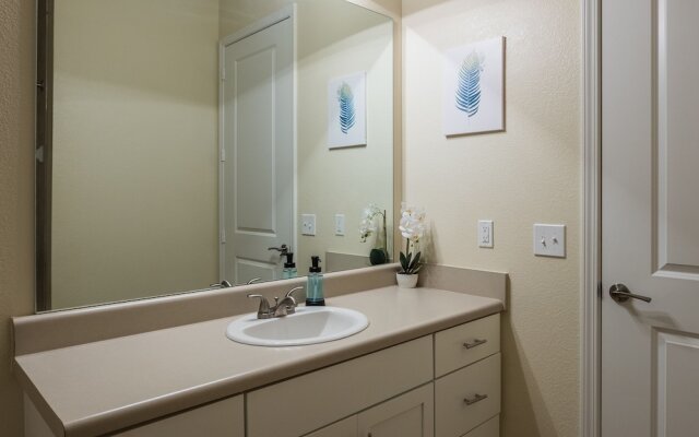 2 BR Suite with balcony by Frontdesk