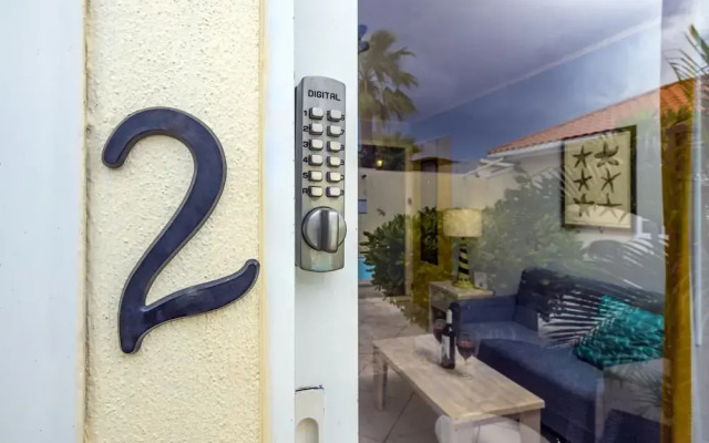 Poolside 1-bed Near Palm Beach