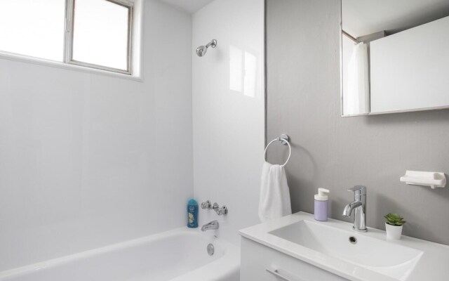 2BR Apartment w Netflix Near DT Hamilton