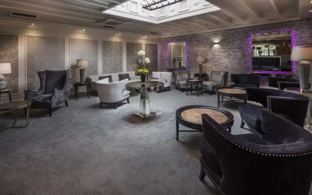 Treacys Oakwood Hotel