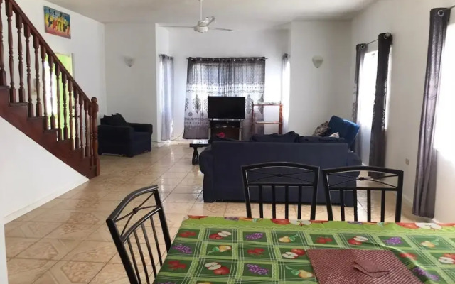 Beautiful 2-bed Apartment in Sunny Jamaica