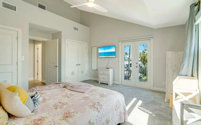 Sarasota Waterfront Pool Home With Dock