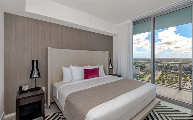Stunning 25th-Floor Views in Hollywood