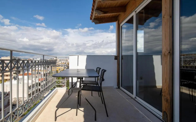 Lis153 by Smart Cozy Suites - Top Floors with Amazing City View - Available 24hr