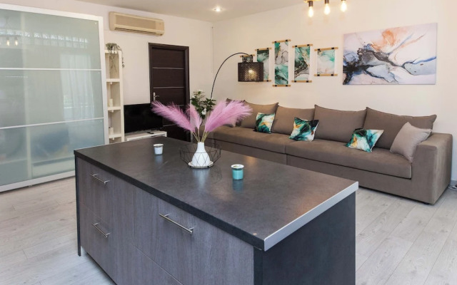 Luxurious 3 Bd Modern Apt in Dafni