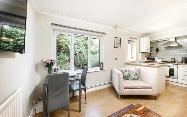 One bedroom central Slough with parking