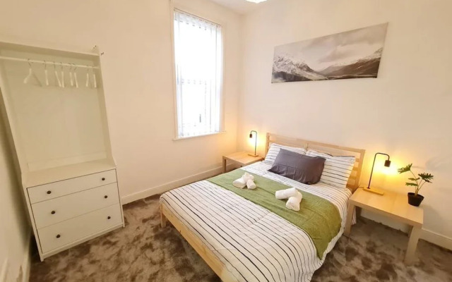 Large 3 Bed Flat Free Parking