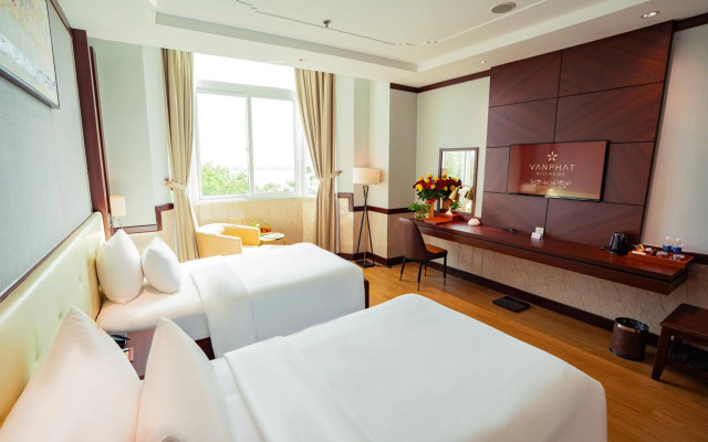 Van Phat Riverside Hotel