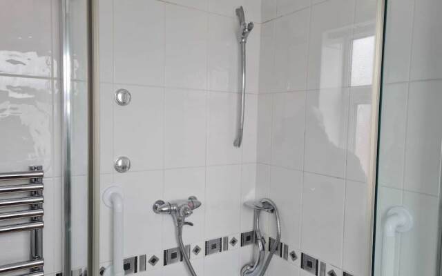 Immaculate 3-bed House With Free Parking in Bolton