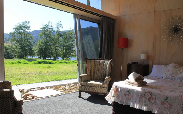 Hakarimata Lodge - Riverside Sanctuary