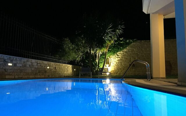 Dim Art Traditional Villa